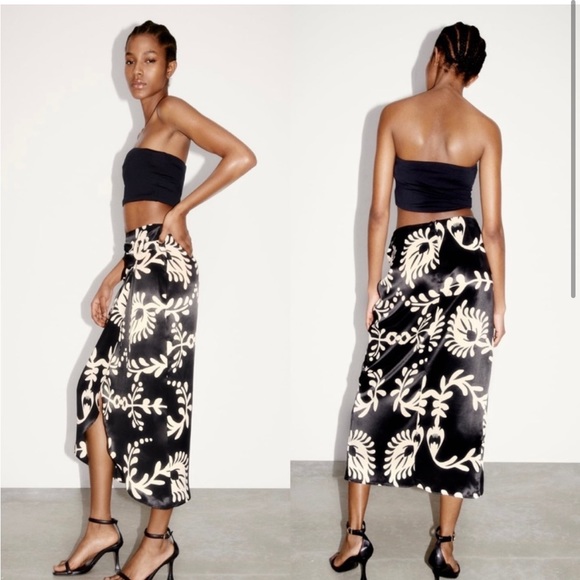 Zara satin midi skirt — Black & white side buckle detail — paisley floral print - Picture 2 of 9